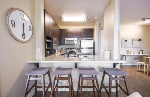 Del Rey Apartamento | Spacious 2BDR near Venice Beach - Gym-Pool-Free parking!