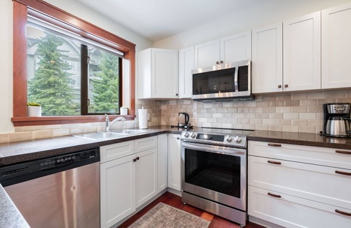 Whistler Condominio | Spacious 2BDR on Blueberry Hill | Pets | Complex Hot Tub | BBQ