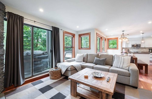 Whistler Condominio | Spacious 2BDR on Blueberry Hill | Pets | Complex Hot Tub | BBQ