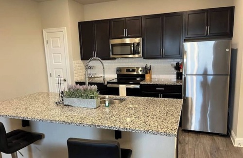 Lake Charles Apartamento | Spacious 2BR/2BA Oasis Retreat with Carport