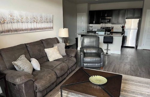 Lake Charles Apartamento | Spacious 2BR/2BA Oasis Retreat with Carport