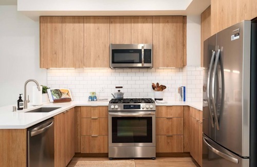 Burlingame Condominio | Spacious 2BR Condo at One Adrian w Pool