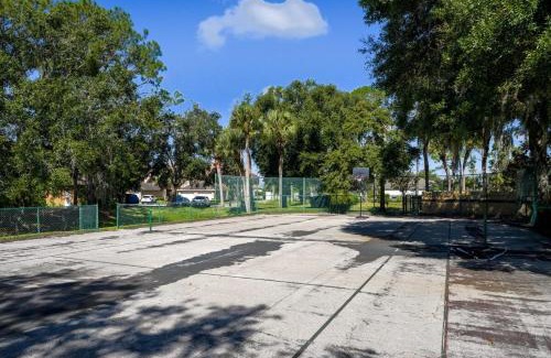 Kissimmee Apartamento | Spacious 2BR Condo Near Disney with Pool & Basketball