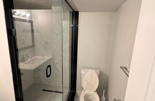 Brampton Casa | Spacious 2BR Suite in Brampton w/ A/C + Parking.