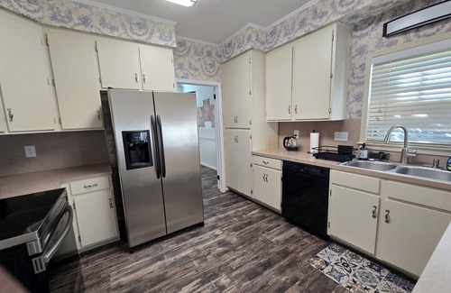 Montgomery Casa | Spacious 2BR Townhome. Conveniently Located Close to Restaurants and Shopping