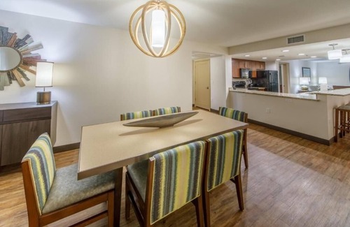 North Scottsdale Hotel | Spacious 2BR Villa Perfect For Family Stay | Outdoor Pools and Free Parking