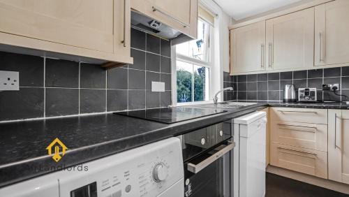 Grove Apartamento | Spacious 3 Bedroom Flat in Kingston Town!