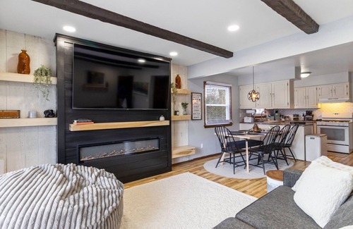 Milwaukee Casa | Spacious 3-BD Townhouse W/PKG 25M From Airport