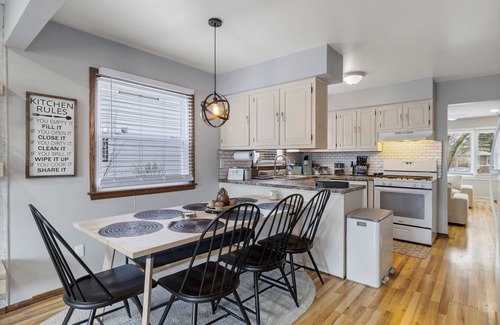 Milwaukee Casa | Spacious 3-BD Townhouse W/PKG 25M From Airport