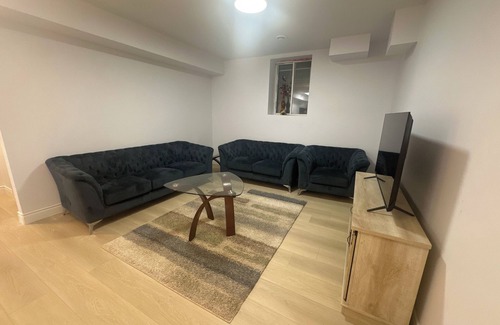 London Apartamento | Spacious 3-Bed, 2-Bath Basement Apartment with Private Entrance
