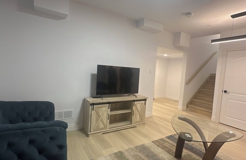 London Apartamento | Spacious 3-Bed, 2-Bath Basement Apartment with Private Entrance