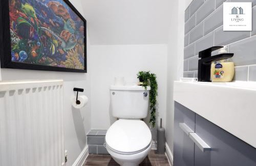 Bridgend Apartamento | Spacious 3 Bed Home In The Heart Of Bridgend - By EKLIVING LUXE Short Lets & Serviced Accommodation