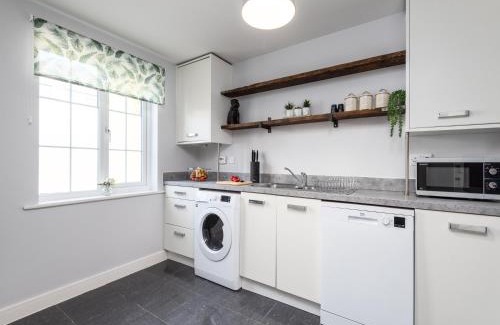 Ashford Casa | Spacious 3 Bed House For 5- City Central - Free Parking