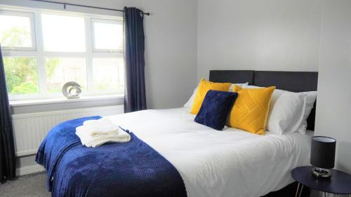 Willenhall Casa | Spacious 3 bed house, great for FAMILIES and CONTRACTORS, sleeps 5 plus FREE Parking - Triumph Serviced Accommodation Wolverhampton