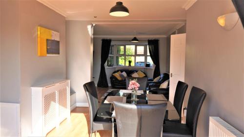 Willenhall Casa | Spacious 3 bed house, great for FAMILIES and CONTRACTORS, sleeps 5 plus FREE Parking - Triumph Serviced Accommodation Wolverhampton