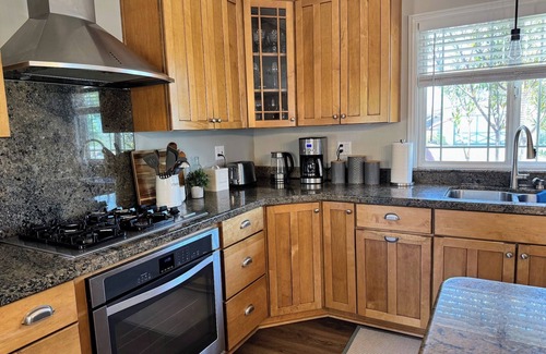 Bay Ho Casa | Spacious 3 bed house with hot tub, outdoor oasis, near bay, beaches, fun!