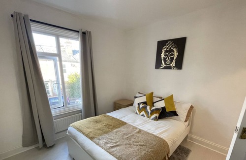 Reading Casa | Spacious 3 bed in Reading Centre With Parking!