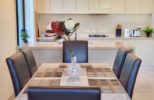 Kogarah Apartamento | Spacious 3-Bed Penthouse with Perfect View