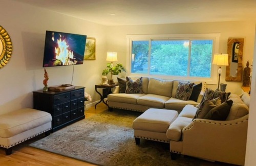 Saratoga Springs Casa | Spacious 3-bedroom apartment in Saratoga Springs Off Street Parking & Central AC