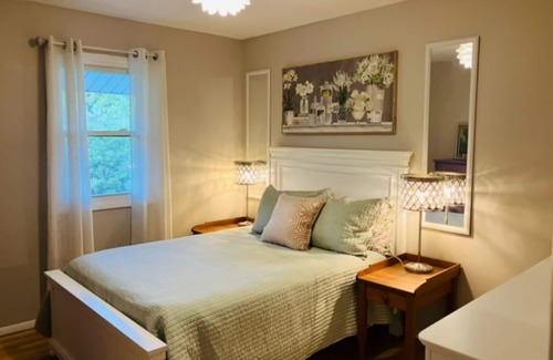 Saratoga Springs Casa | Spacious 3-bedroom apartment in Saratoga Springs Off Street Parking & Central AC