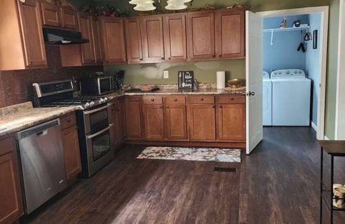 New Madrid Casa | Spacious 3-bedroom 2 story house in New Madrid near boat ramp with a toy room!