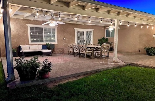 Reedley Casa | Spacious 3 bedroom, 3 bathroom house in Reedley with AC, WiFi and a gated pool!