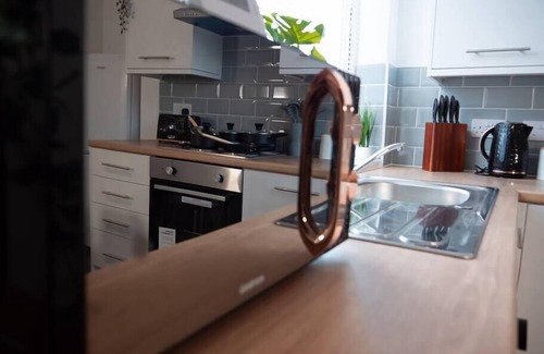 Leeds Casa | Spacious, 3 bedroom, 4 bed Townhouse | Close to city centre | FREE Parking