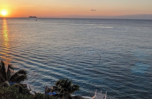 San Miguel Apartamento | Spacious 3-Bedroom Beachfront Penthouse in Cozumel! - 15 min walk from downtown!