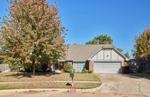 Norman Casa | Spacious 3+ bedroom home in a quiet cul-de-sac near I35 in Norman