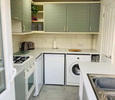Farnham Casa | Spacious 3 Bedroom Home with Garden in Farnham