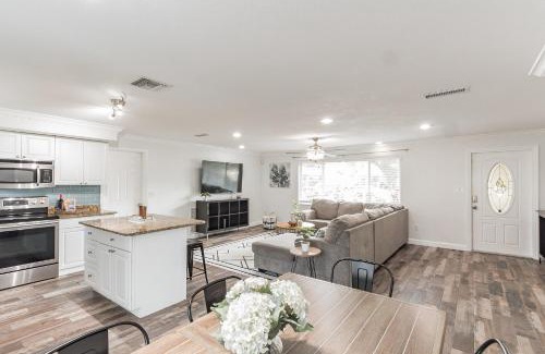 Clearwater Casa | Spacious 3 Bedroom House 15 mins from Clearwater Beach!