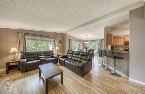 East Kootenay Cabina | Spacious 3-Bedroom Trailer Home in Fernie by StayIn
