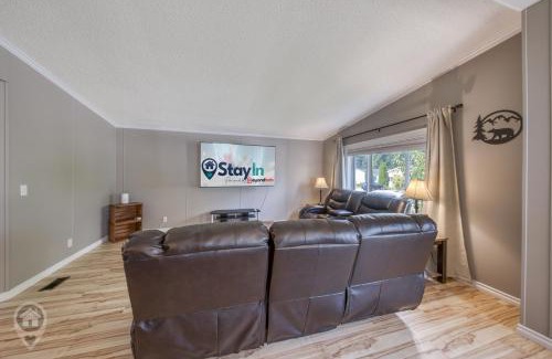 East Kootenay Cabina | Spacious 3-Bedroom Trailer Home in Fernie by StayIn