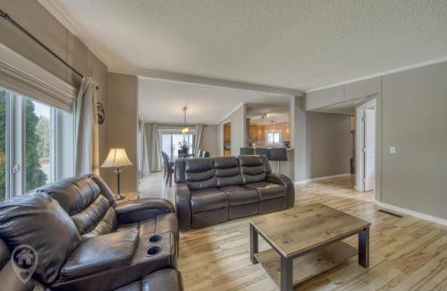 East Kootenay Cabina | Spacious 3-Bedroom Trailer Home in Fernie by StayIn