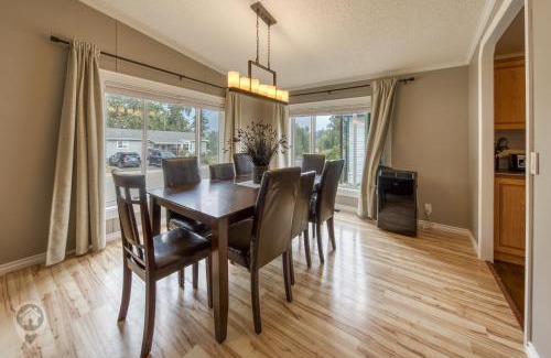 East Kootenay Cabina | Spacious 3-Bedroom Trailer Home in Fernie by StayIn