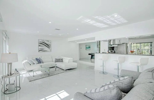 Fort Lauderdale Casa | Spacious 3-bedroom HOUSE ON THE WATER VIEW CANAL , AT Oakland Park with AC, WiFi