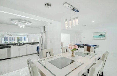 Fort Lauderdale Casa | Spacious 3-bedroom HOUSE ON THE WATER VIEW CANAL , AT Oakland Park with AC, WiFi