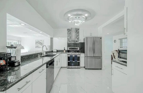Fort Lauderdale Casa | Spacious 3-bedroom HOUSE ON THE WATER VIEW CANAL , AT Oakland Park with AC, WiFi