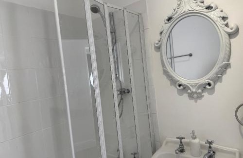 Ridgeway Casa | Spacious 3 Bedroom With Garden and Free Parking with fast Wi-fi