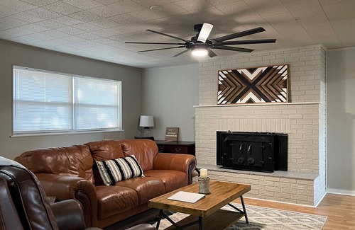 Owasso Casa | Spacious 3 br 15 minutes from Downtown Tulsa, close to restaurants and shopping