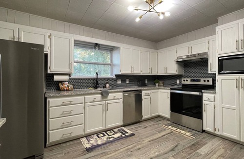 Owasso Casa | Spacious 3 br 15 minutes from Downtown Tulsa, close to restaurants and shopping