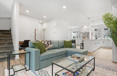 Southwest Calgary Casa | Spacious 3 Story Townhome, 2 Car Garage, Sleeps 8, Heater & AC, King Bed, Easy Ski Access, Next to WinSport, 10km from Calgary Downtown, Near Banff