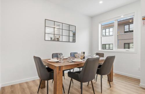 Southwest Calgary Casa | Spacious 3 Story Townhome, 2 Car Garage, Sleeps 8, Heater & AC, King Bed, Easy Ski Access, Next to WinSport, 10km from Calgary Downtown, Near Banff