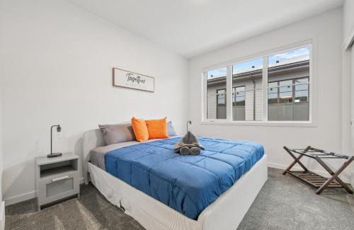 Southwest Calgary Casa | Spacious 3 Story Townhome, 2 Car Garage, Sleeps 8, Heater & AC, King Bed, Easy Ski Access, Next to WinSport, 10km from Calgary Downtown, Near Banff