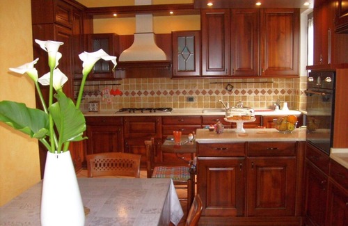 Gonte Apartamento | Amplio apartamento de 3½ habitaciones con hermoso jardín y vista al lago.