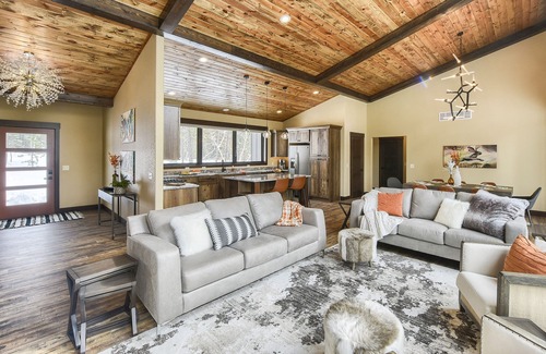 Deadwood Cabina | Nuevo increíble 3600 pies cuadrados Cabina con bañera de hidromasaje, excelentes comodidades y casa club.