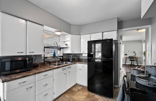 Mendota Casa | Spacious 3BD Apartment |King Bed, Fenced Yard!