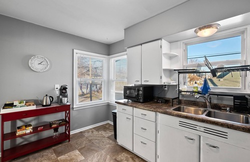 Mendota Casa | Spacious 3BD Apartment |King Bed, Fenced Yard!