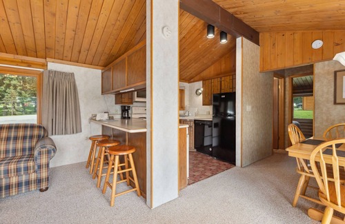 Breezy Point Cabina | Spacious 3BR Chalet Cabin Overlooking Golf Course