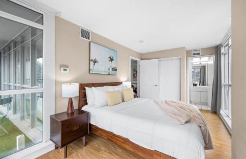CityPlace Apartamento | Spacious 3BR Condo w Patio & Skyline Views